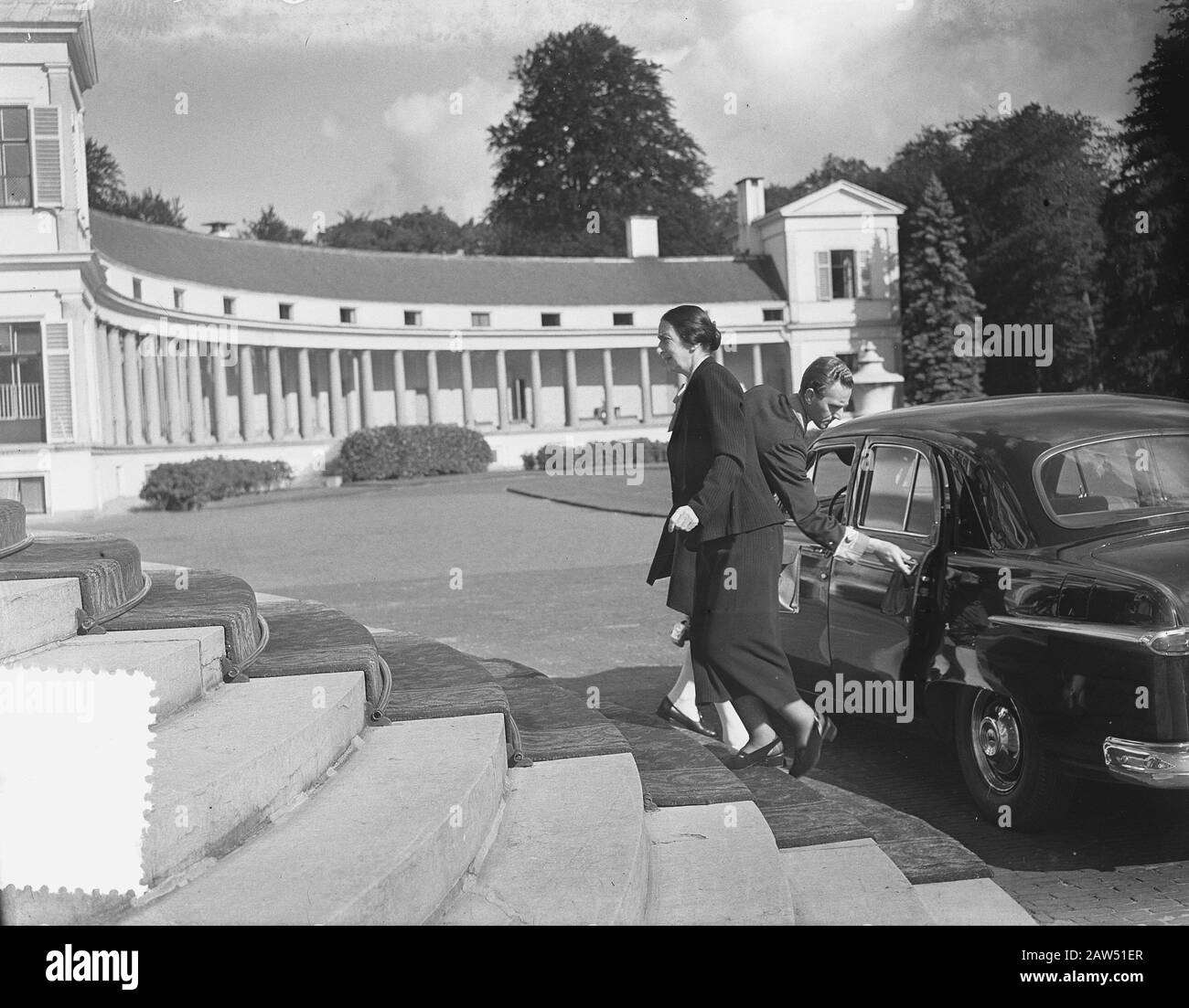 Empfangen Sie neue Minister, die von Königin Juliana schwängern. Frau M.A. Telegen, Leiterin des Büros der Königin Datum: 2. September 1952 Ort: Soestdijk Utrechter Schlüsselwörter: Beamte, Vereidigung, Schränke, Porträts Personenname: Büro der Königin, Telegen MA Stockfoto