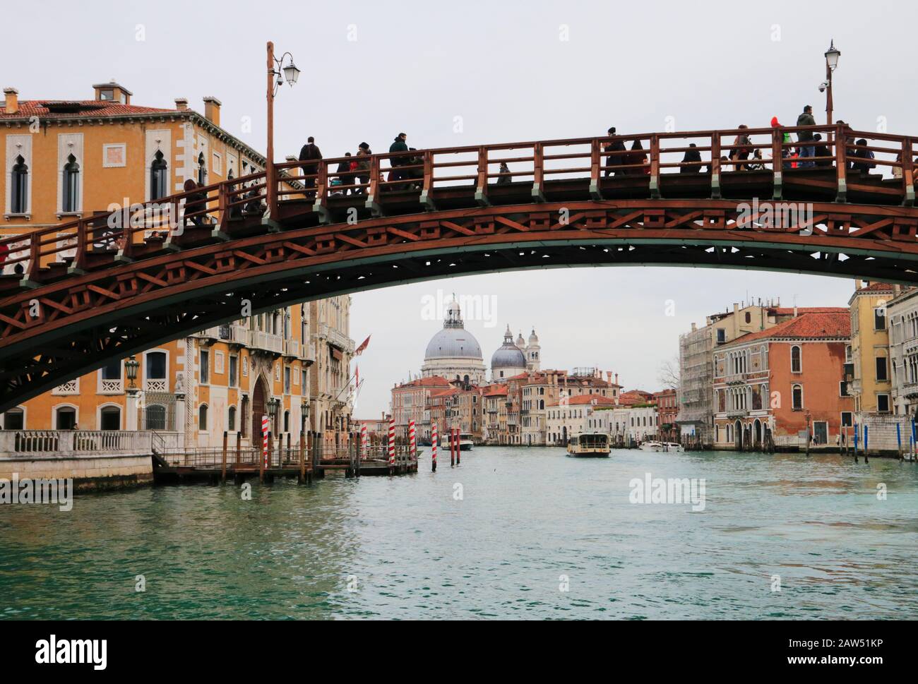 Eine Brücke über den großen Kanal an der accademia in Venedig, Italien Stockfoto