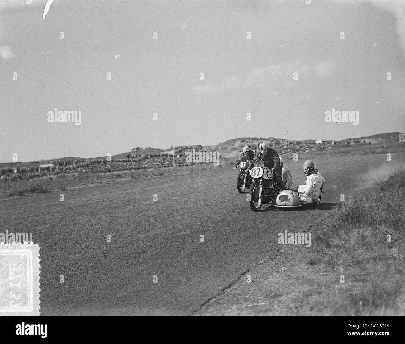 Motorradfahren Zandvoort. Steeman (87) gefolgt von (17) Wijns (B) Gewinner Datum: 10. Mai 1953 Ort: Nordholland, Zandvoort Schlüsselwörter: Motorsport, Sport Name der Person: Steeman, wir Stockfoto