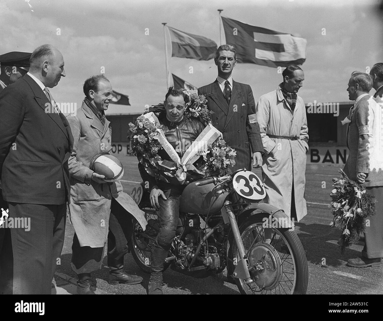 Motorradfahren Zandvoort. Gewinner Alex Mayer (Österreich) Moto Guzzi 250cc Datum: 10. Mai 1953 Standort: Nordholland, Zandvoort Schlüsselwörter: Motorsport, Sport Name der Person: Mayer Alex Stockfoto