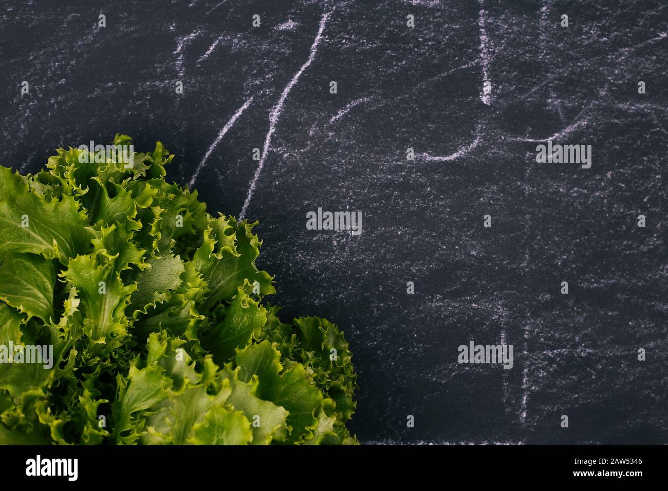 Frisch tauchen auf einem rustikalen schwarzen Hintergrund. Gesunde Ernährung Stockfoto