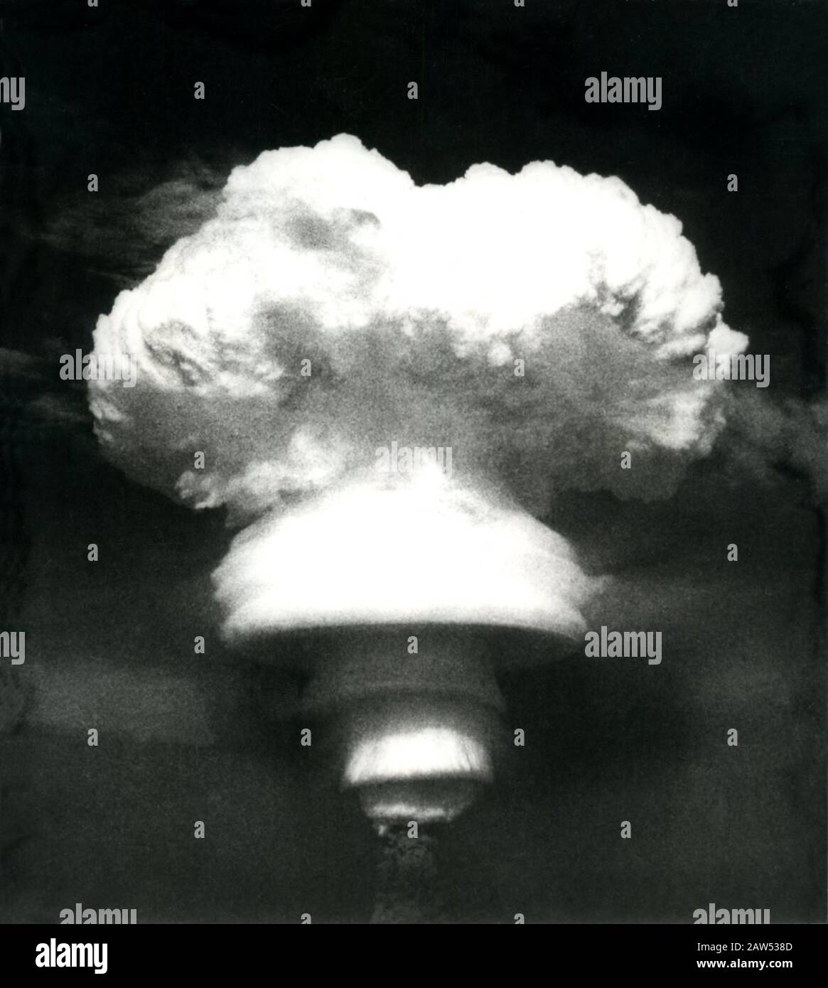 1967 CA, CHINA: Chinish NUCLEAR TEST - ATTACCO ATOMICO NUCLEARE ENERGIA - ENERGIE - ATOMANGRIFF - BOMBA ATOMICA - Foto Storiche storica - HISTOR Stockfoto