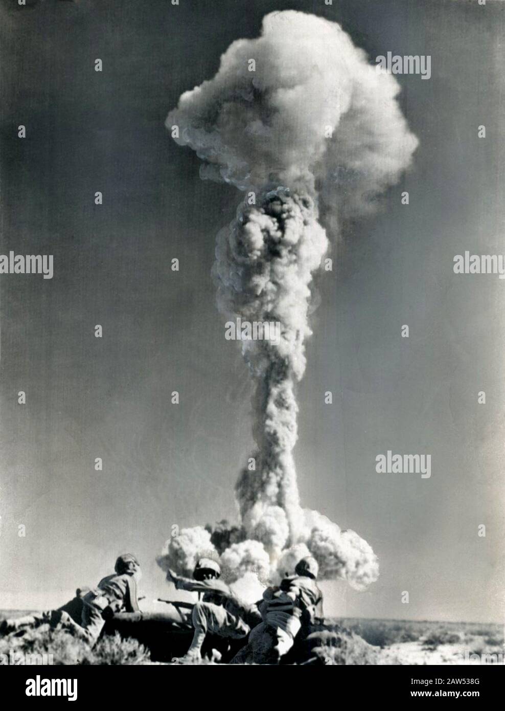 1950 CA oder später, USA: Ein ATOMTEST der United States Army mit ATOMBOMBE in der Wüste ( mögliches Nevada ) - ATTACCO ATOMICO NUCLEARE ENERGIA - E Stockfoto