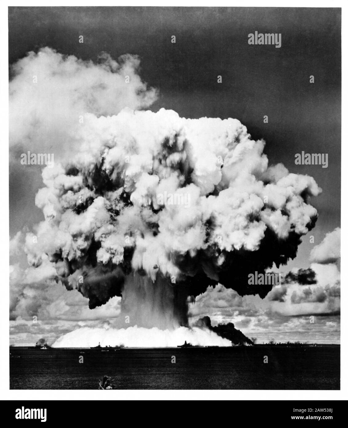1950 CA oder später, USA: Ein ATOMTEST der United States Army mit ATOMBOMBE im Pazifischen Ozean (möglich Bikini) - ATTACCO ATOMICO NUCLEARE ENERGIA Stockfoto