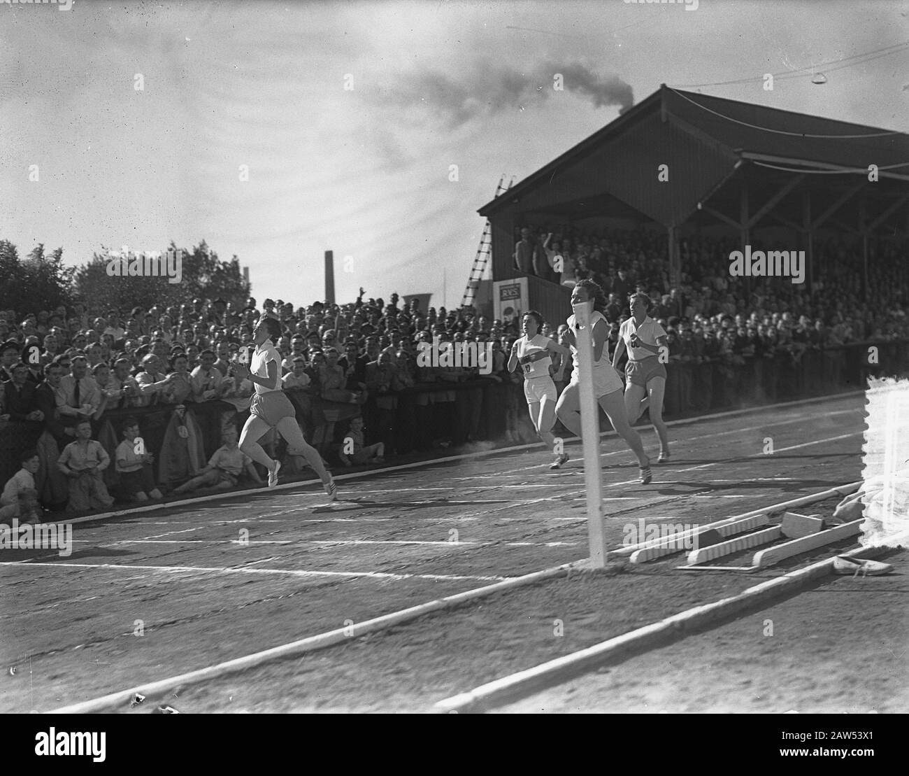 Leichtathletik. Nationen Netherlands-Deutschland zu Treebeek Anmerkung: In der Beschreibung 200 Meter laufen, sieht aber anders aus als bisher. Datum: 9. August 1953 Ort: Treebeek Schlagwörter: Leichtathletik-Personenname: Brouwer, Puck Stockfoto