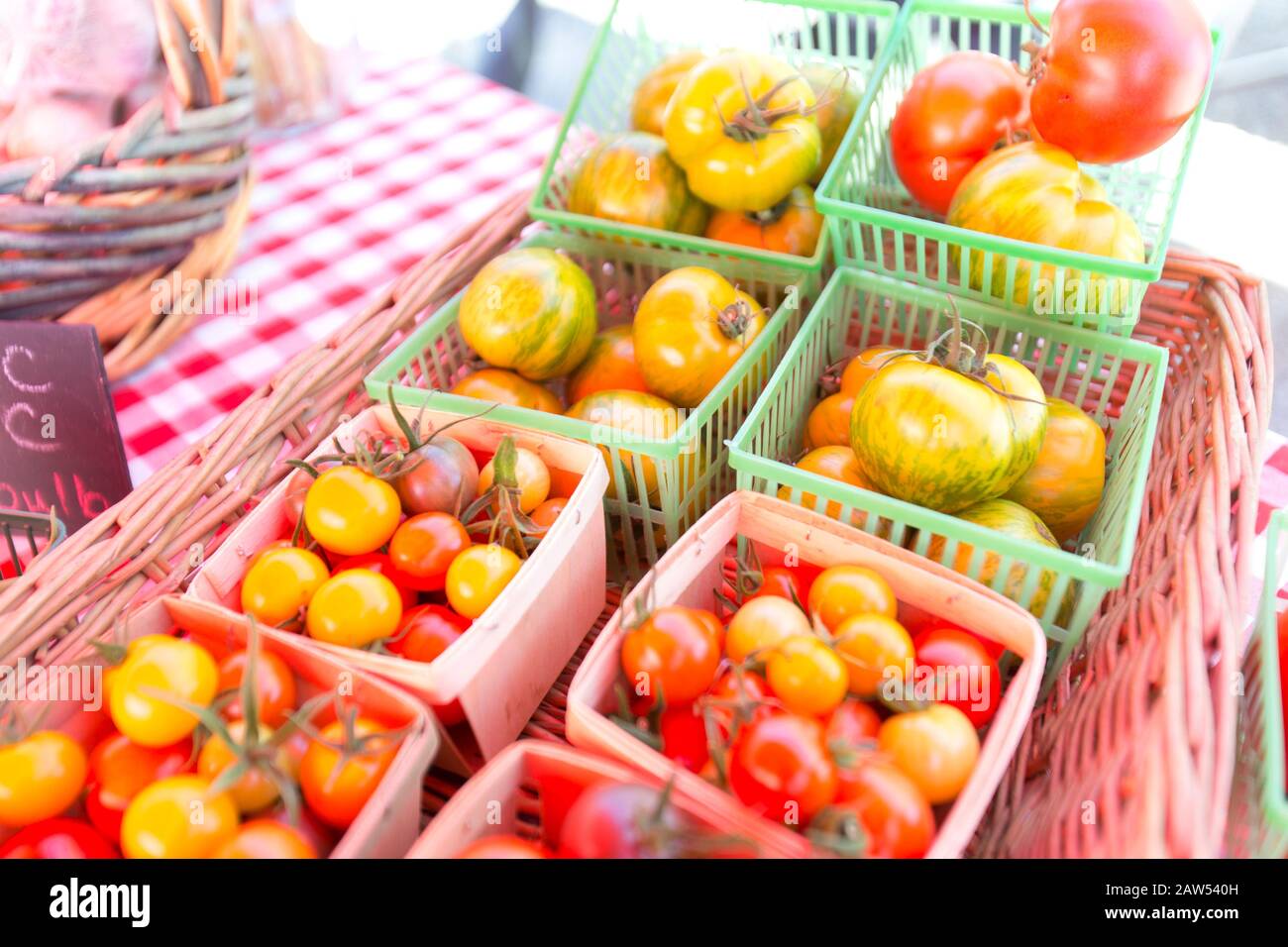 Frische lokale Bio-Tomaten in Körben Stockfoto
