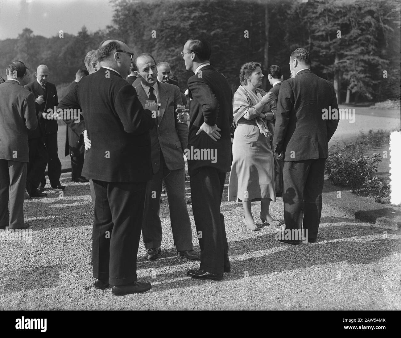 Königin Juliana empfängt Mitglieder der Europäischen Gemeinschaft in Soestdijk Datum: 10. Oktober 1953 Ort: Soestdijk Utrechter Stichwörter: Name der Einnahmeperson: Juliana (Königin der Niederlande) Name Der Einrichtung: Schloss Soestdijk Stockfoto