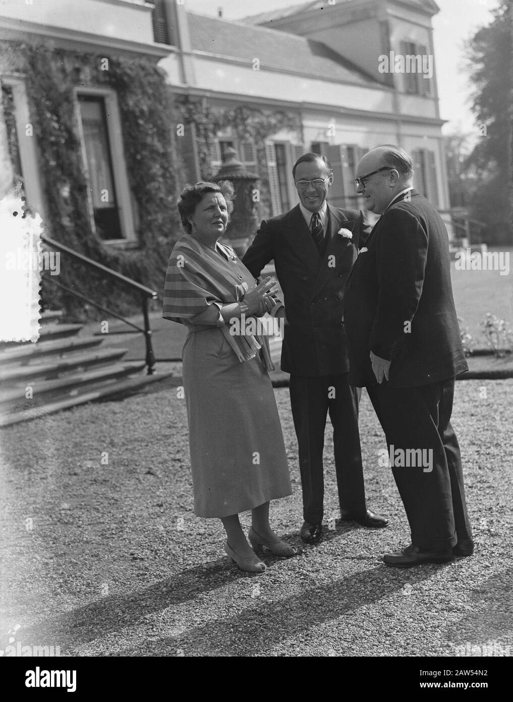 Königin Juliana empfängt Mitglieder der Europäischen Gemeinschaft in Soestdijk Datum: 10. Oktober 1953 Ort: Soestdijk Utrechter Schlüsselwörter: Revenue Person Name: Juliana (Königin Niederlande) Juliana, Königin Institution Name: Schloss Soestdijk Stockfoto