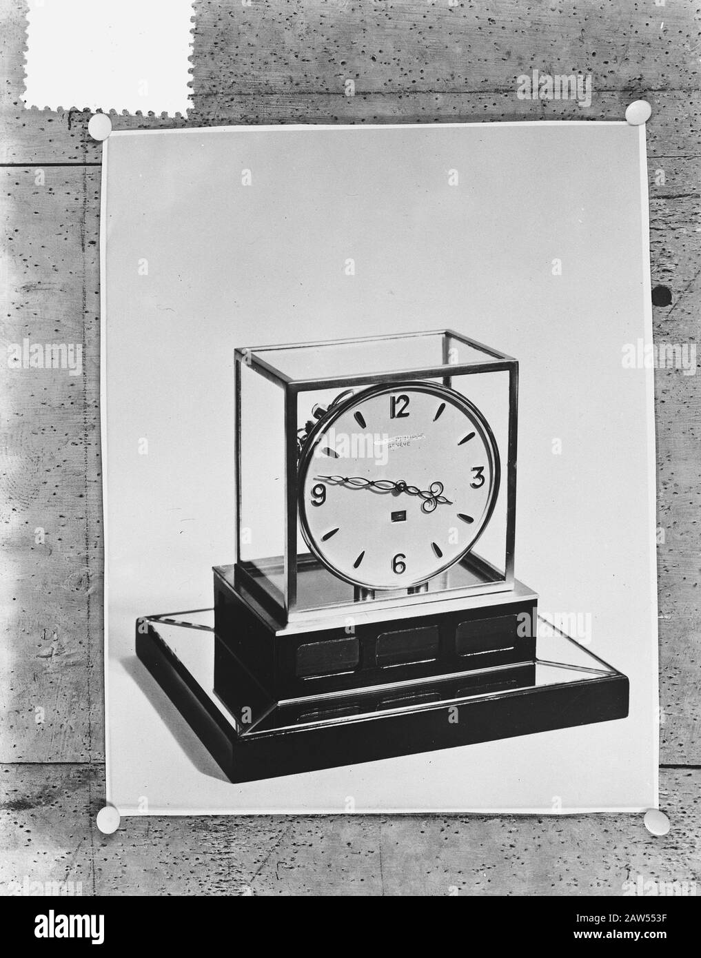 Die Uhr läuft auf leichten elektrischen Zellen, die Motorschalterdatum: 8. Februar 1954 Schlagwörter: Glocken Stockfoto