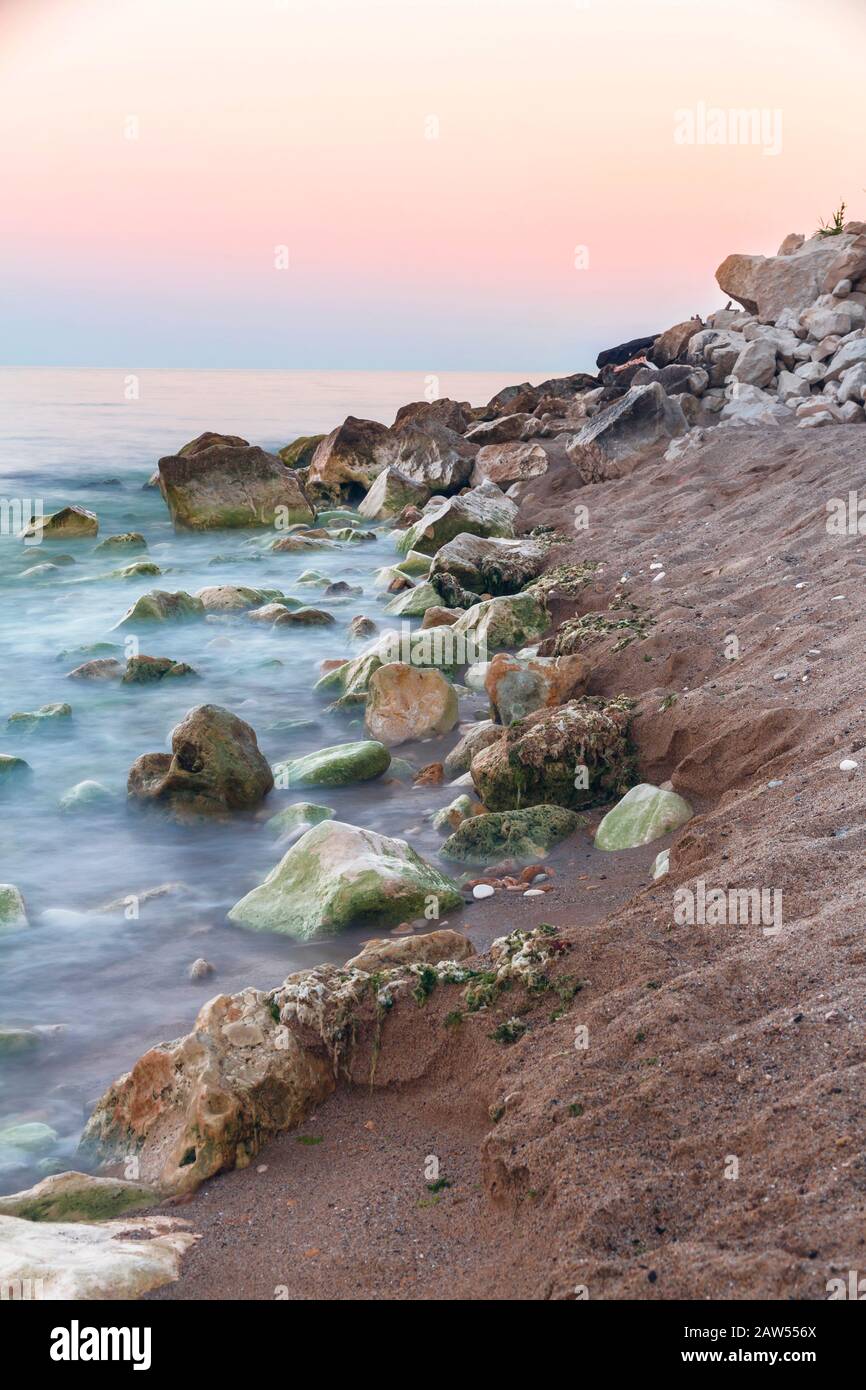 Sonnenuntergang am schwarzen Meer. Felsküste bei Warna auf Bulgarisch. Stockfoto