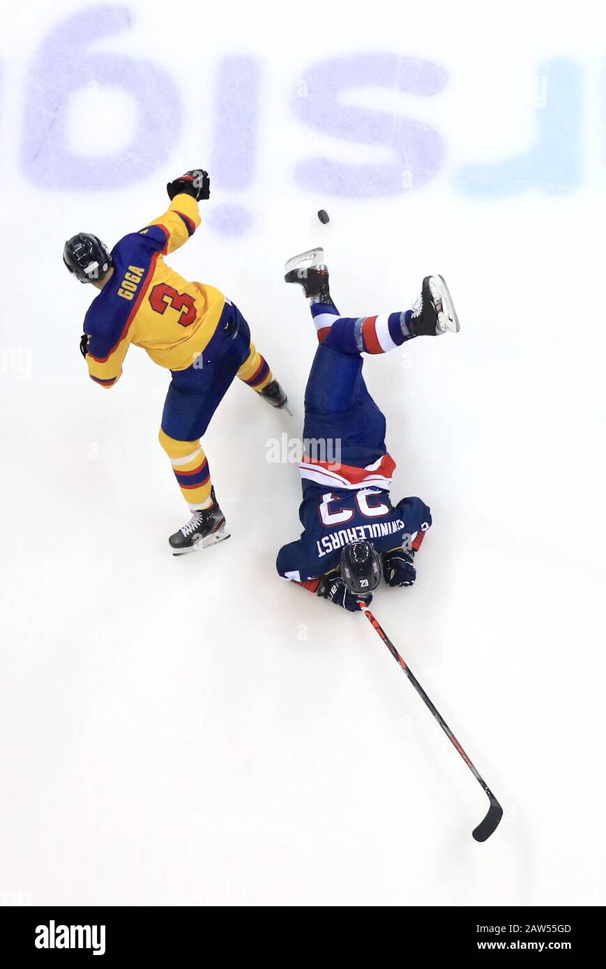 Großbritanniens Paul Swindlehurst (rechts) wird von Rumäniens Szilard Rokaly während des olympischen Pre-Qualification Round Three Group J Matches in Der Motorpoint Arena, Nottingham, abgenommen. Stockfoto
