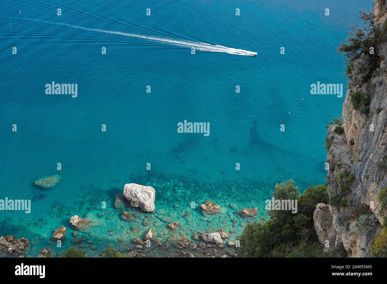 Das türkisfarbene Meer, das von oben an der schönen Amalfiküste eingefangen wurde Stockfoto
