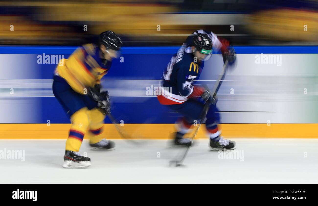 Der Großbritanniens Luke Ferrara (rechts) kontrolliert den Puck während des olympischen Vorqualifikationsrunden-J-Spiels der Gruppe J in Der Motorpoint Arena in Nottingham. Stockfoto