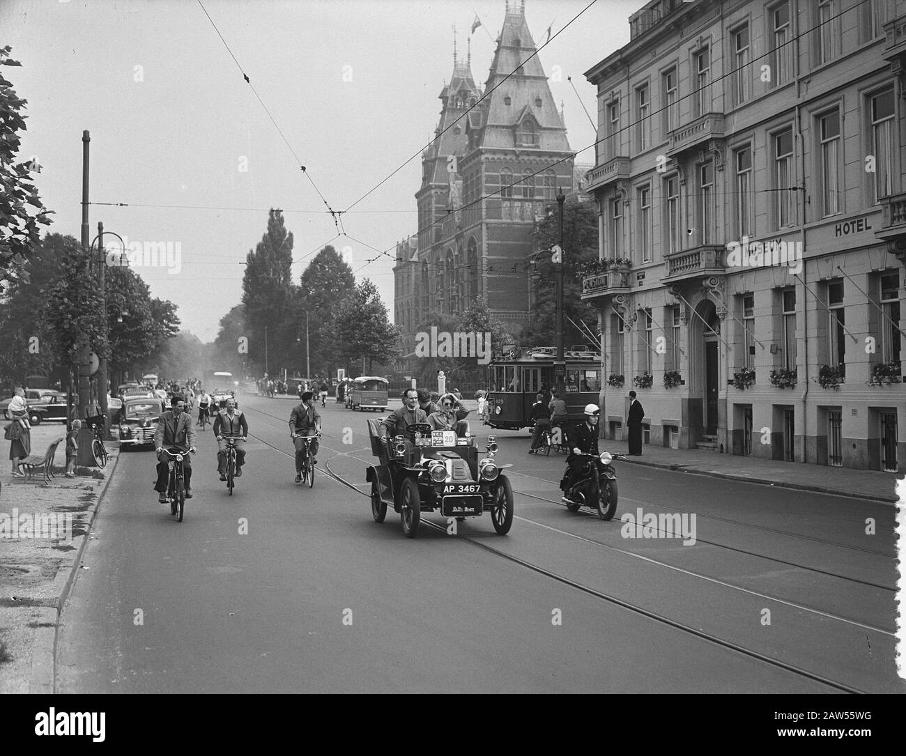 Rallye der alten Autos vom Haken der Niederlande in Alkmaar Datum: 4. August 1954 Ort: Alkmaar, Hoek van Holland Schlüsselwörter: Rallyes, Autos Stockfoto