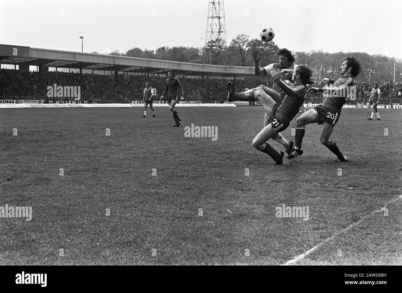 FC Twente Feyenoord 1-1 Kreuz (Feyenoord) Vies with Drost (20, FC Twente) and Van der Vall (21, FC Twente) Date: May 11, 1975 location: Enschede, Overijssel Keywords: Players, Sport, Soccer, Sports Person Name: Drost, Epy, Kreuz, Willij, Vall, Kick van der Stockfoto