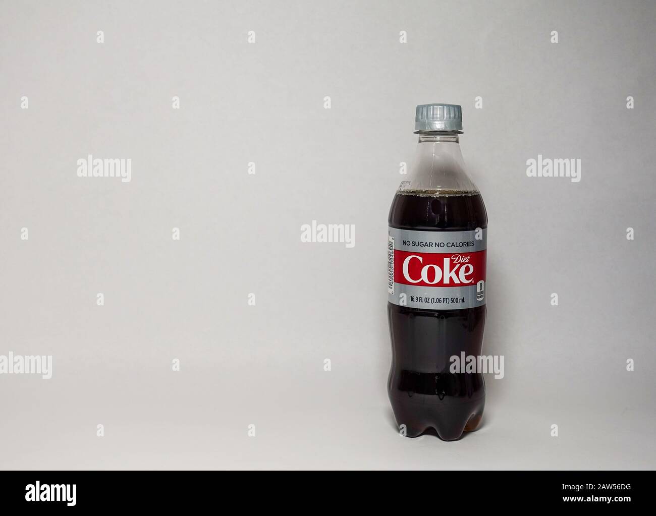 Orlando, FL/USA-2/4/20: Eine Flasche Diät-Cola auf weißem Hintergrund. Stockfoto
