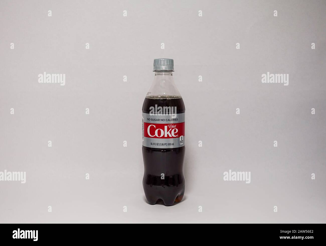 Orlando, FL/USA-2/4/20: Eine Flasche Diät-Cola auf weißem Hintergrund. Stockfoto