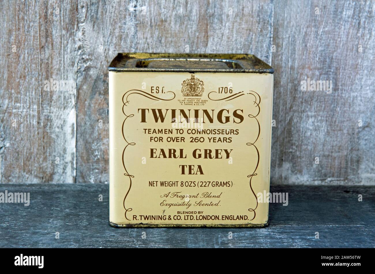 Twinings Earl Grey Vintage Tee-Transportgestell voller losen Blatt-Tee vor Holzhintergrund Stockfoto