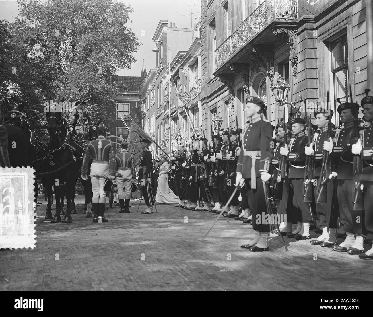 Eröffnung der Generalstaaten, Austritt von lange Voorhout Datum: 20. September 1955 Stichworte: Eröffnungen, EINRICHTUNG DER AUSREISE Name: Staten Generaal Stockfoto