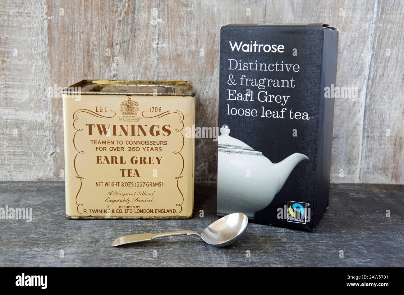 Twinings Earl Grey Vintage Tea Caddy und Löffel mit Packung Waitrose Loose Leaf Tea vor Holzhintergrund Stockfoto