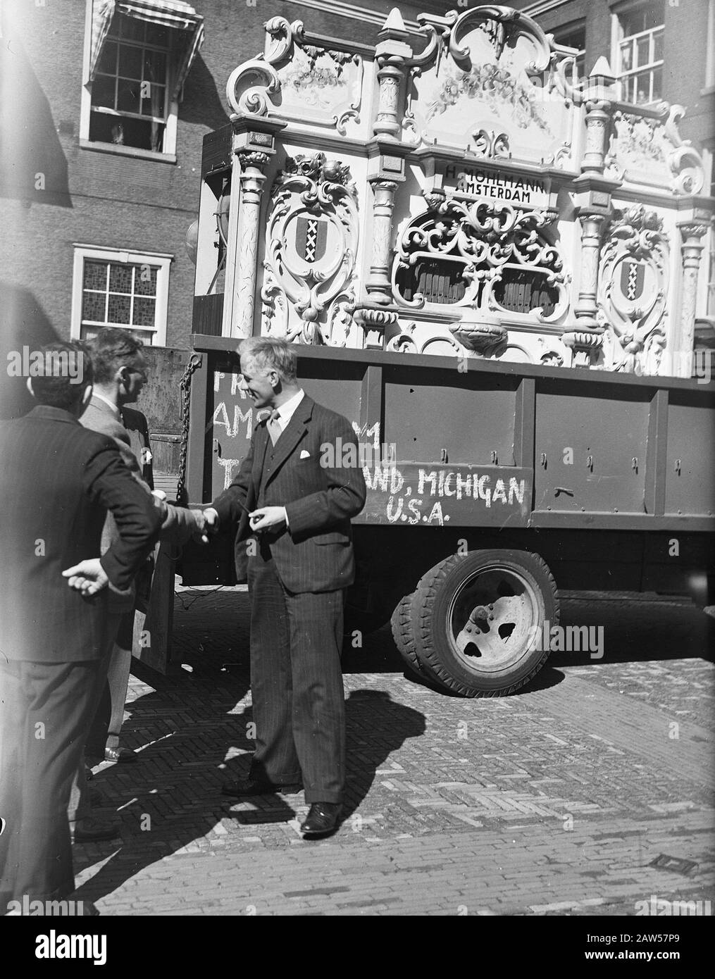 Pierement Annotation: Amsterdamer Straßenorgel (H. Mohlman), aus dem Jahr 1928, nach Michigan USA wegen Feestweek Holland dorthin transportiert. Bürgermeister D'Ailly schüttelt die Hand einer Person. Die Orgel ist ein Geschenk der Amsterdamer Bevölkerung an die Stadt Holland, Michigan Datum: 14. Juli 1947 Ort: Amsterdam Schlagwörter: Organe Personenname: Ailly, A.J. d ' Stockfoto