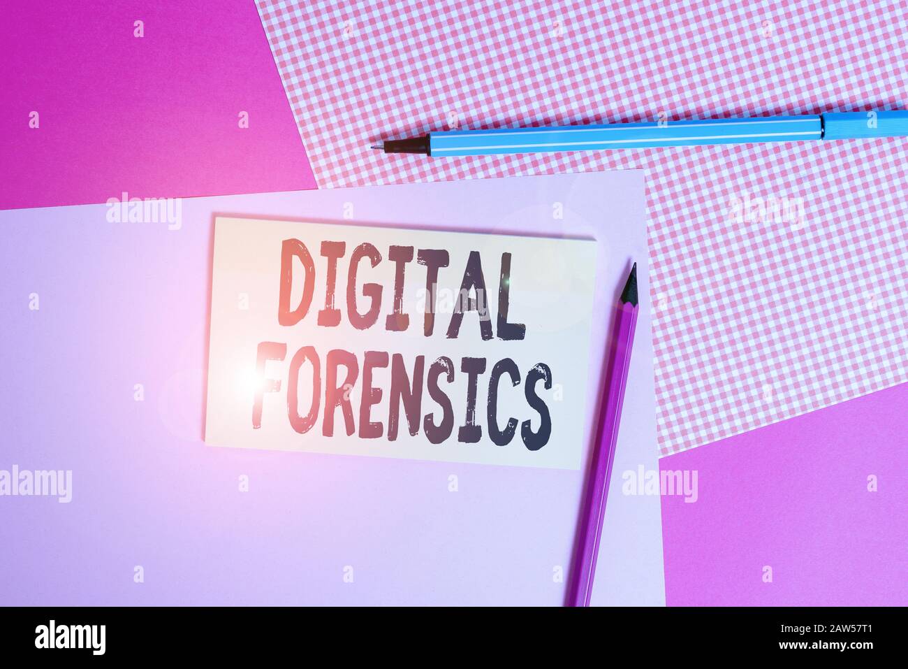 Konzeptionelles Handschreiben mit digitaler Forensik. Konzept bedeutet die Untersuchung von Material, das in digitalen Geräten gefunden wird, die Geräte schreiben und nicht Stockfoto