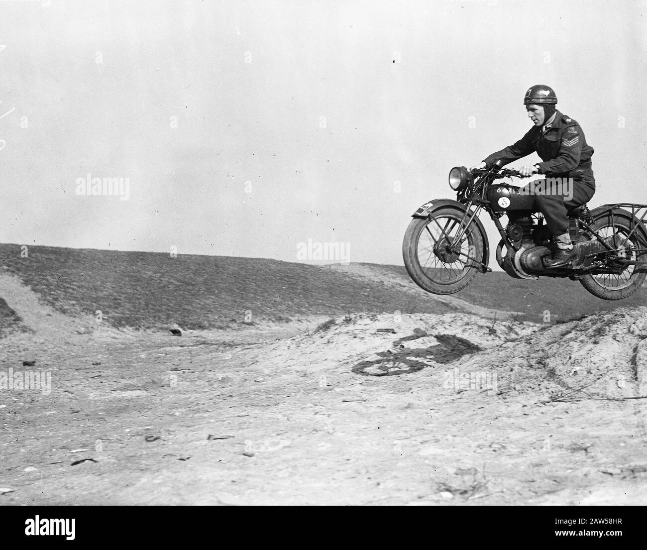 Militär-Motorradfahrer-Praxis Datum: 26. Februar 1948 Schlagwörter: Biker, Übungen Stockfoto