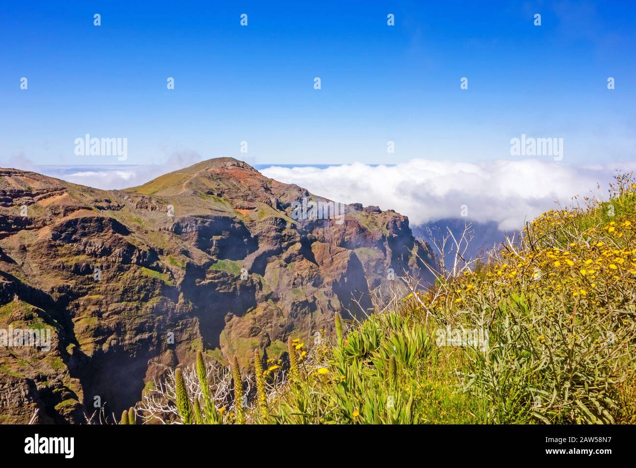 Bergwelt Madeiras - Bergkette in der Nähe von Pico do Arieiro im Herzen Madeiras. Stockfoto