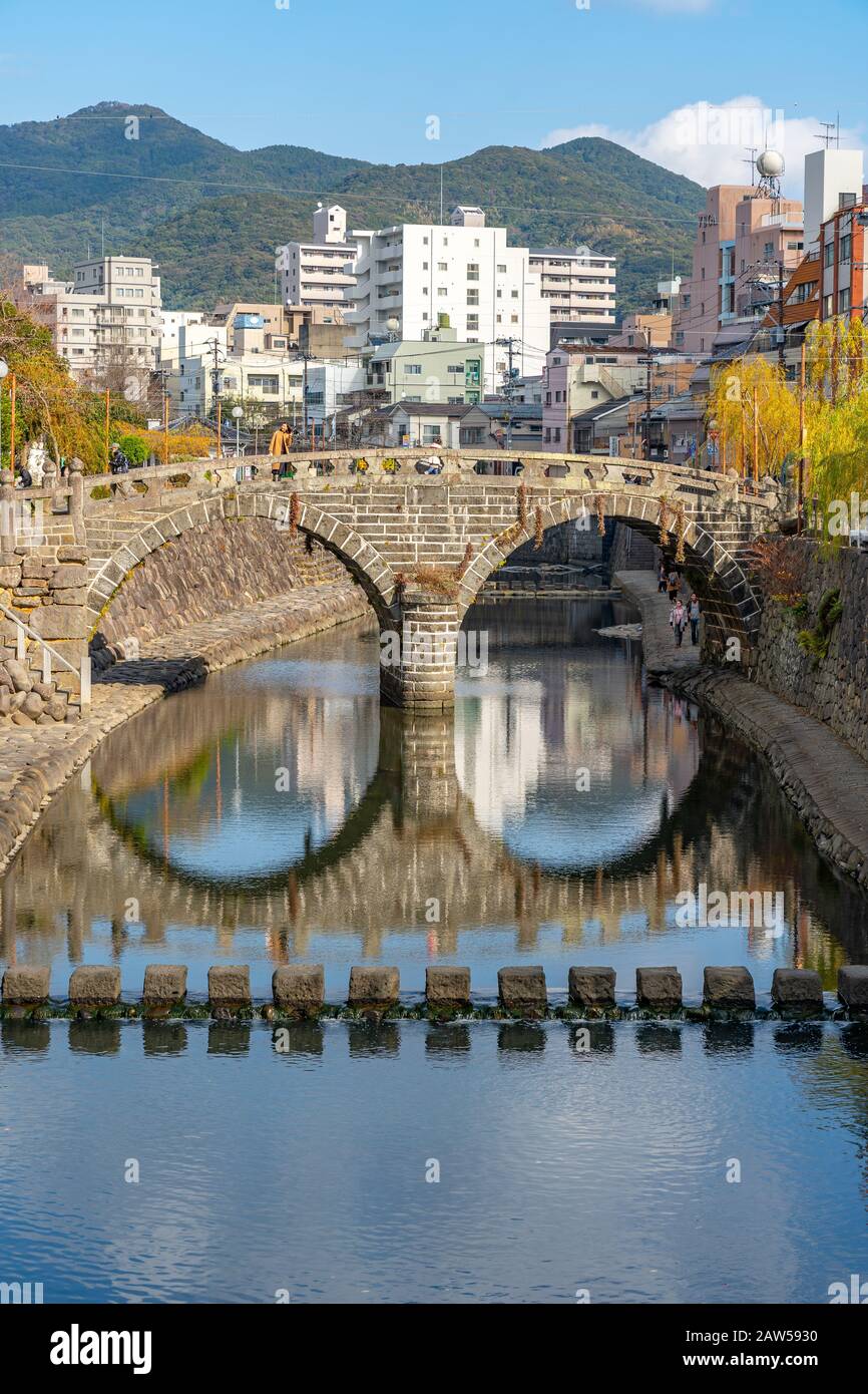 MEGANE Bridge (Brillenbrücke) an sonnigen Tagen mit wunderschöner blauer Spiegelung am Himmel an der Oberfläche, eine der drei berühmtesten Brücken in Japan Stockfoto