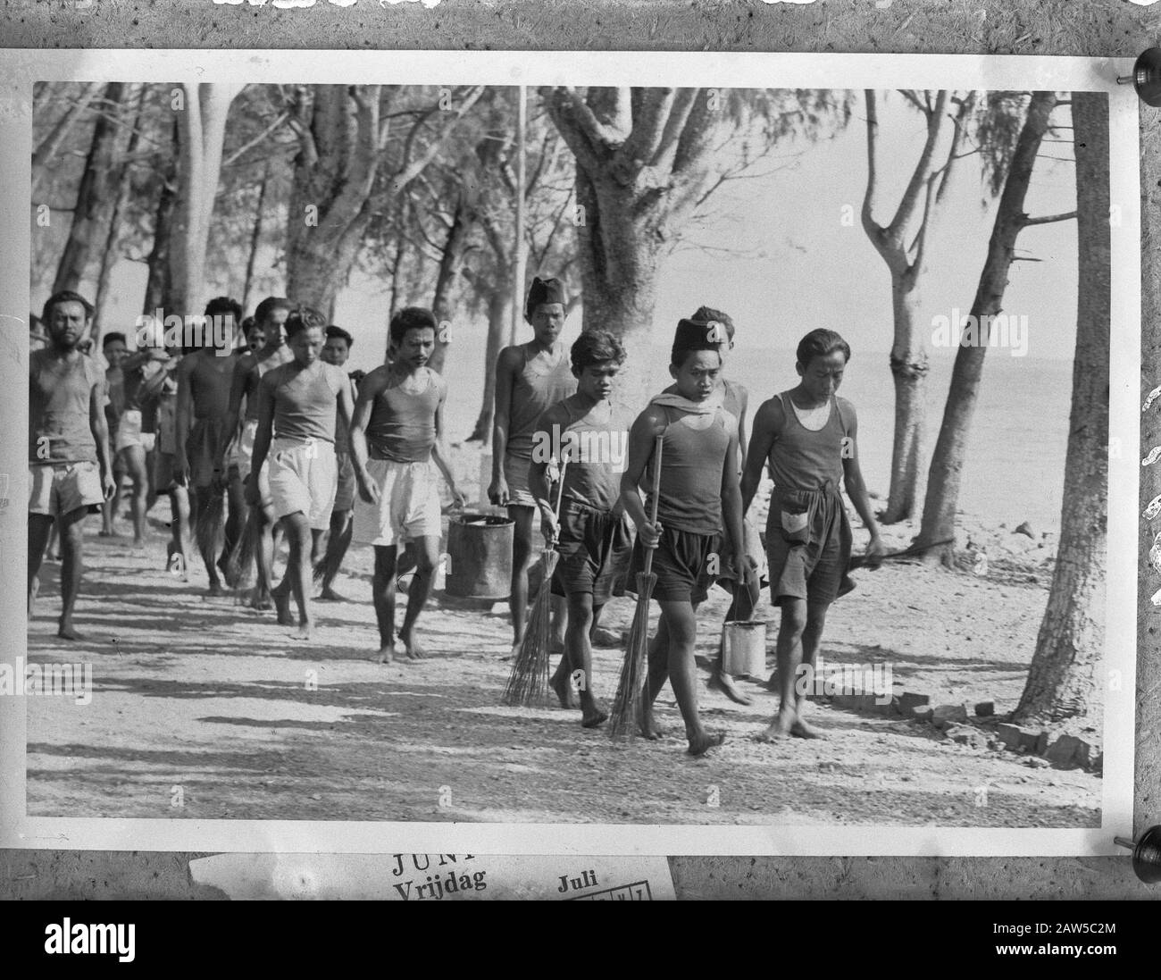 Kriegsgefangene auf der Insel Onrost in Java Anmerkung: Repro Negativ. Es handelt sich um indonesische Gefangene, die bei Miltary Operations in Java verhaftet wurden, und deutsche Kriegsgefangene (U-Boot-Besatzungen) Datum: 26. August 1946 Ort: Indonesien, Java, Niederländische Ostindien, Unruhe Schlüsselwörter: Kriegsgefangene Stockfoto