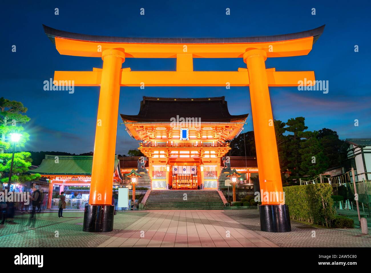 Nachtszenerie von Vermilion Torii Gate und Hall am Eingang des Fushimi Inari Schreins, der Zum Weltkulturerbe in Kyoto, Japan, gehört. Japan Tourismus, na Stockfoto