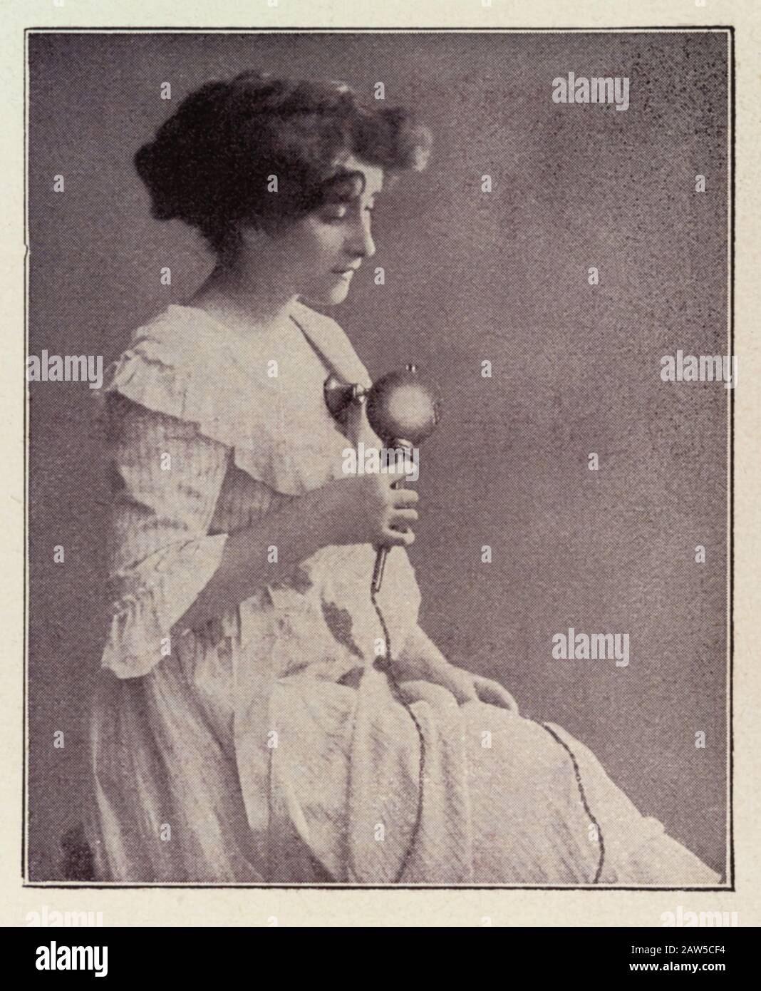 grapefruit als sexspielzeug 1913, DEUTSCHLAND: Foto der jungen Frau mit einem elektrischen SANOFIX  Vibrator . Entnommen aus einer Broschüre, in der das 