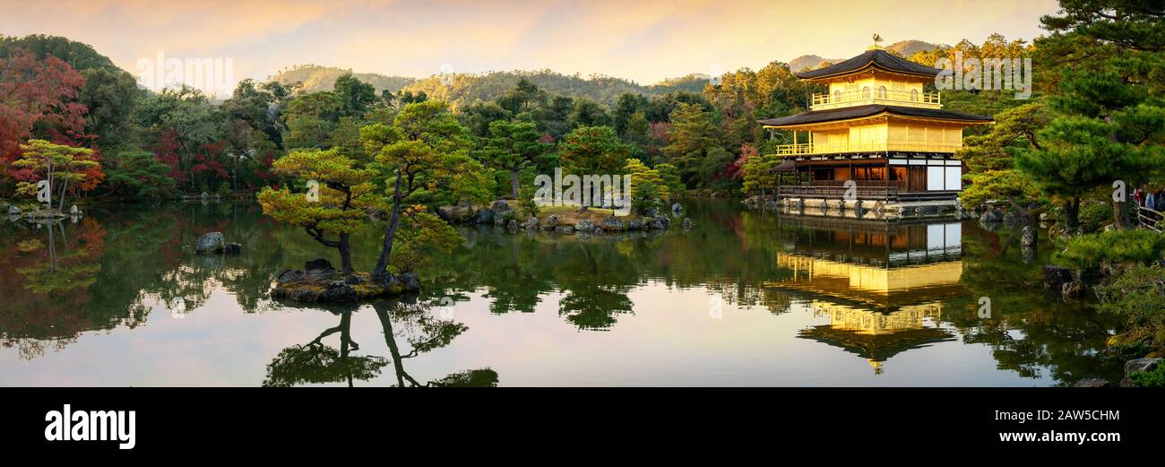 Panoramablick auf Kinkakuji der berühmte Goldene Pavillon mit japanischem Garten und Teich mit dramatischem Abendhimmel in der Herbstsaison in Kyoto, Japan. Japan Stockfoto