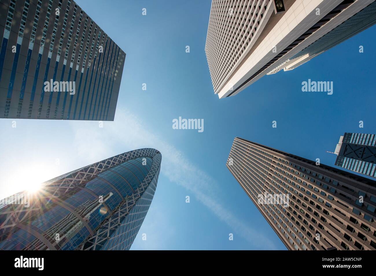 Hochhäuser mit Geschäftsgebäuden und blauem Himmel im Shinjuku Geschäftsviertel in Tokio, Japan. Asien-Tourismus, modernes Stadtleben oder Geschäft Stockfoto