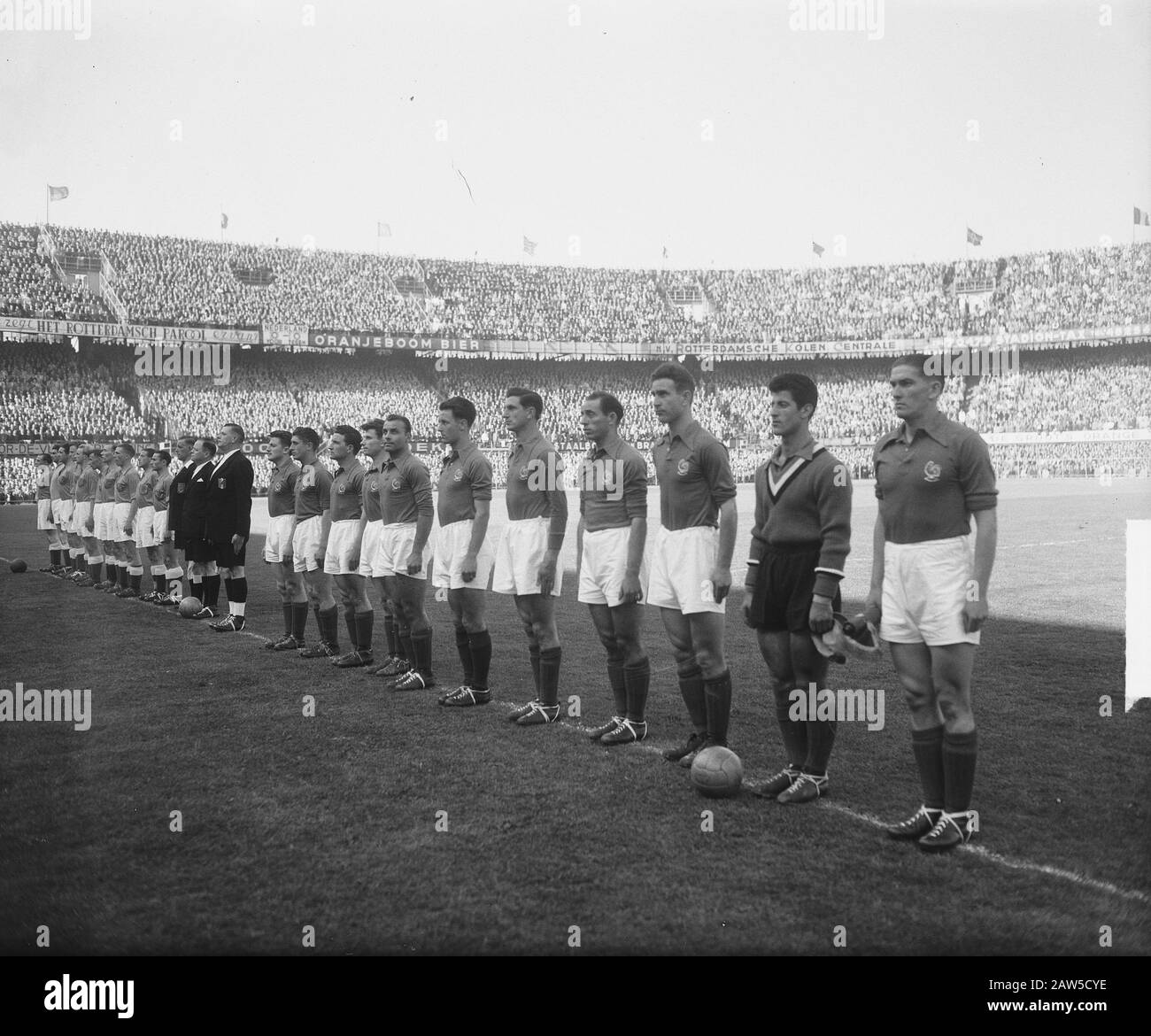 Niederländisch-Frankreich. Beide Mannschaften beim Spielen der Nationalhymnen. Legales französisches Team Datum: 23. April 1949 Ort: Rotterdam Schlagwörter: Sport, Fußball Stockfoto