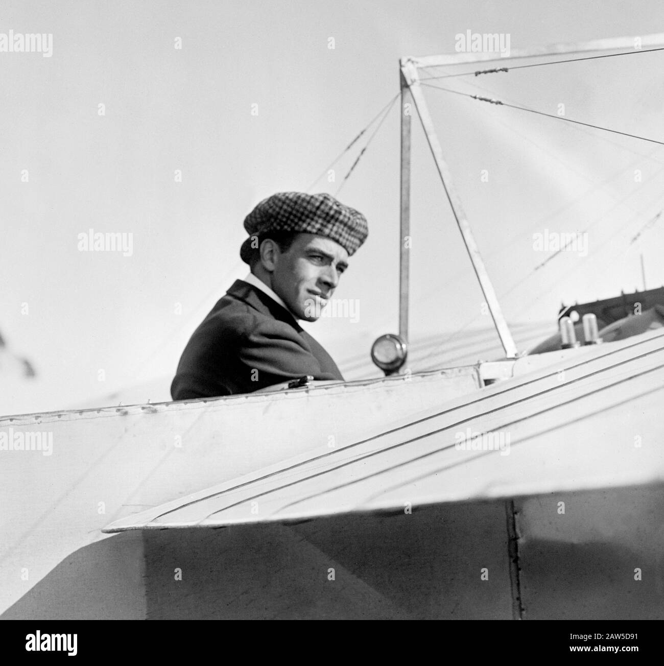 1910, USA: Der britische Pionier-Flieger CLAUDE GRAHAME-WHITE (* 1879, † 1959), der sein Monoplane flog. Grahame-White heiraten die amerikanische Erbin und Fut Stockfoto