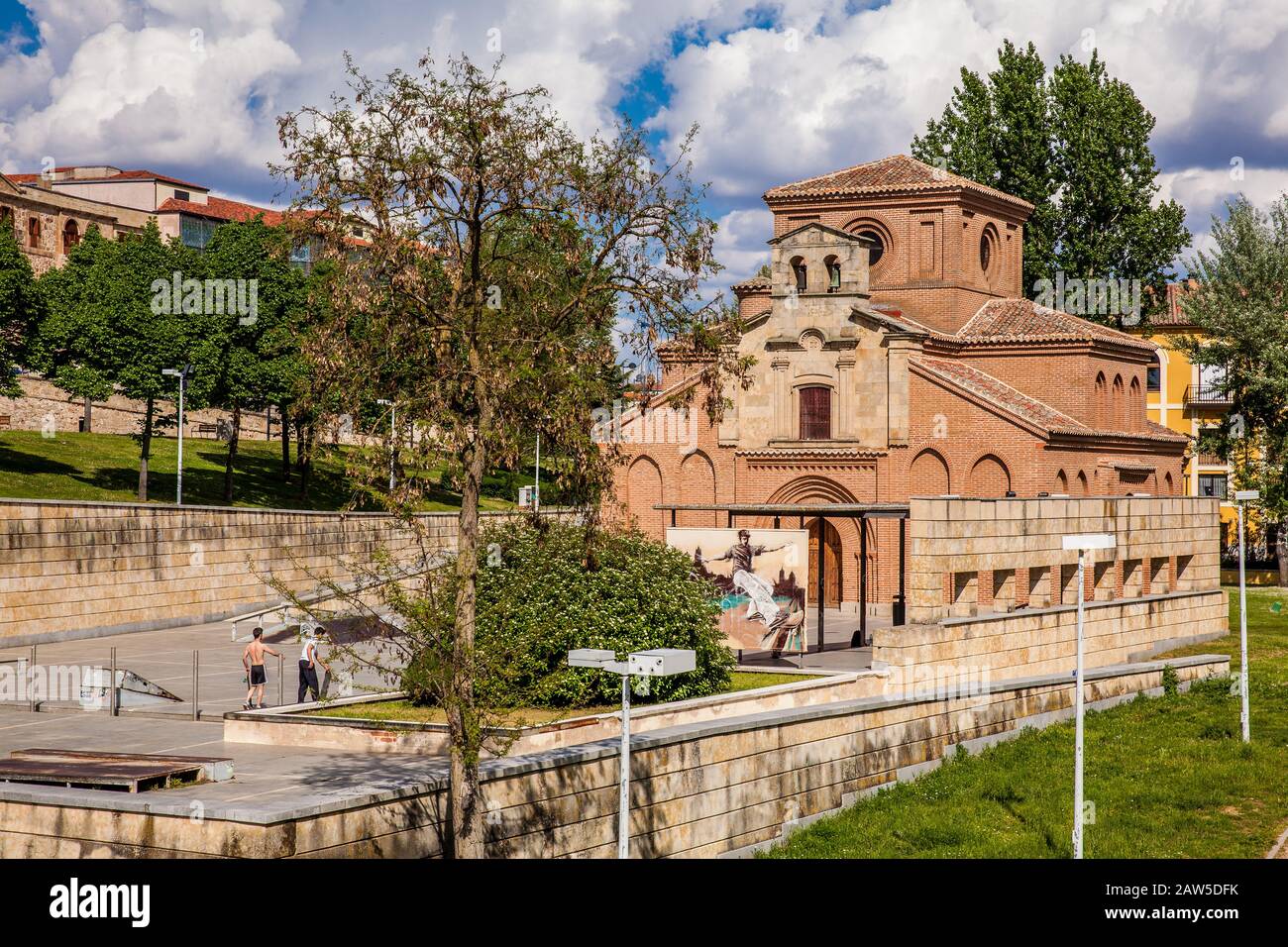 Salamanca, SPANIEN - MAI 2018: Skater im Skate-Park neben der historischen Kirche Santiago del Arrabal in Salamanca Stockfoto