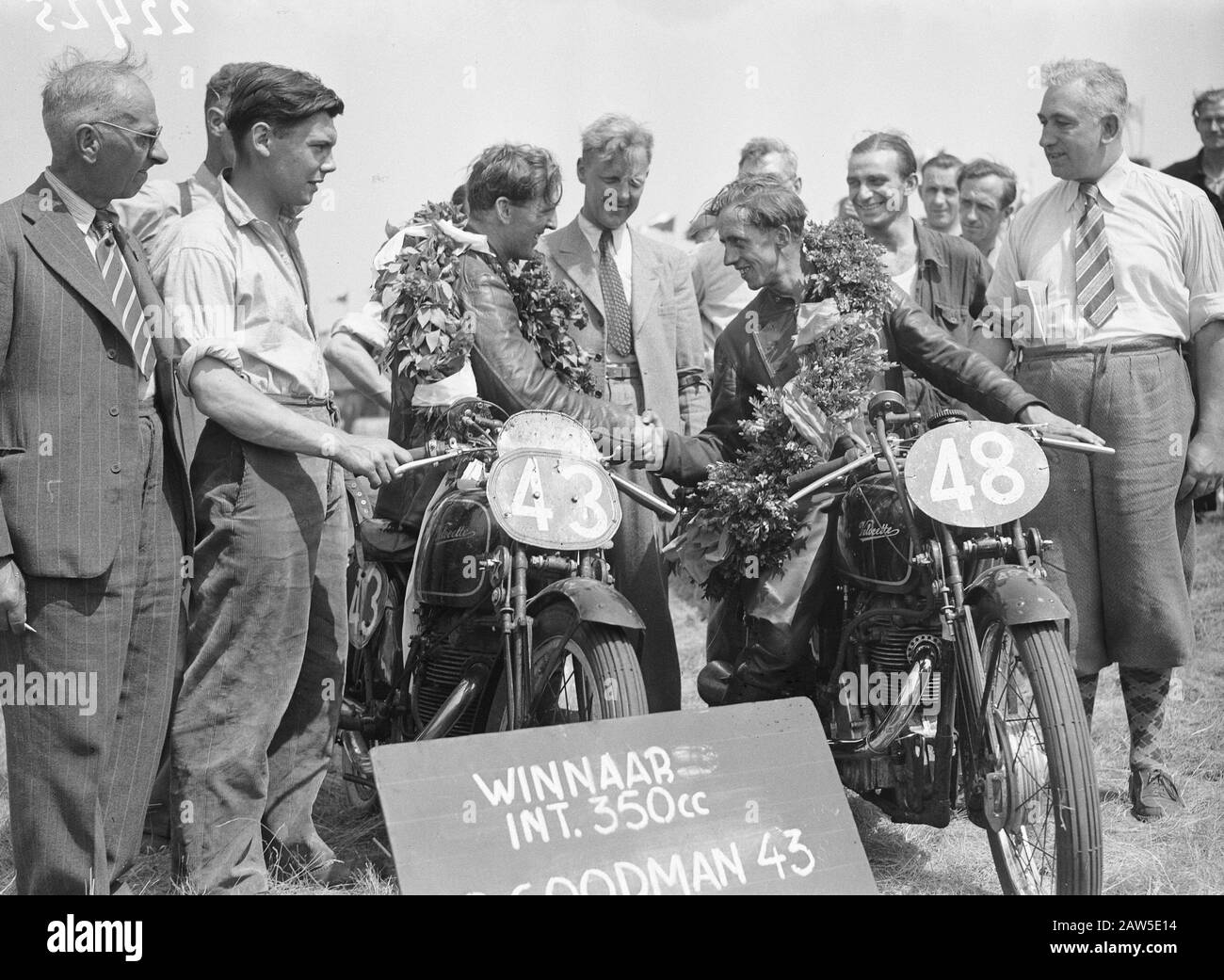 TT Assen 1947 Lous van Rijswijk (rechts), gratuliert dem Gewinner des 350 cc Peter Goodman Annotation: Van Rijswijk wurde Dritter und wurde als bester niederländischer Termin geehrt: 28. Juni 1947 Ort: Assen Keywords: Motorsport-Personenname: Goodman, Peter, Rijswijk, Lous van Stockfoto