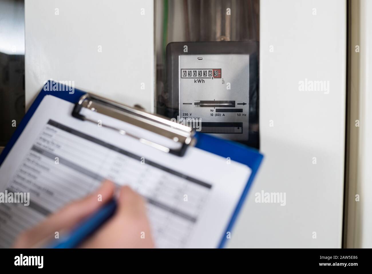 Nahaufnahme von einem Techniker Hand schreiben Lesen von Messgerät und die Zwischenablage Stockfoto