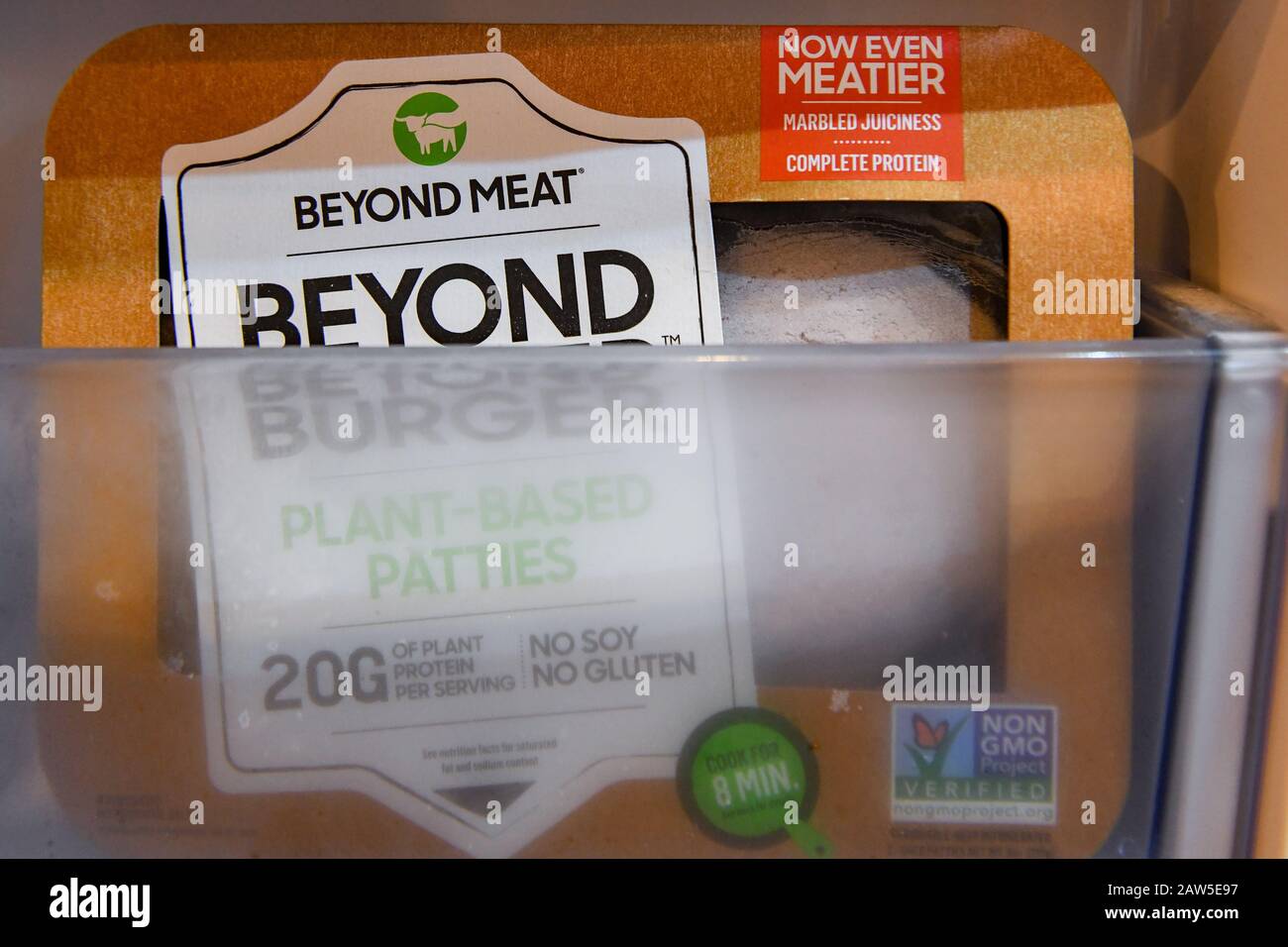 Beyond Burger by Beyond Meat - gefrorener Veggie-Burger - vegetarische Ernährung - vegane Lebensmittel pflanzlicher / pflanzlicher Hamburger - Unmöglicher Burger Konkurrent Stockfoto