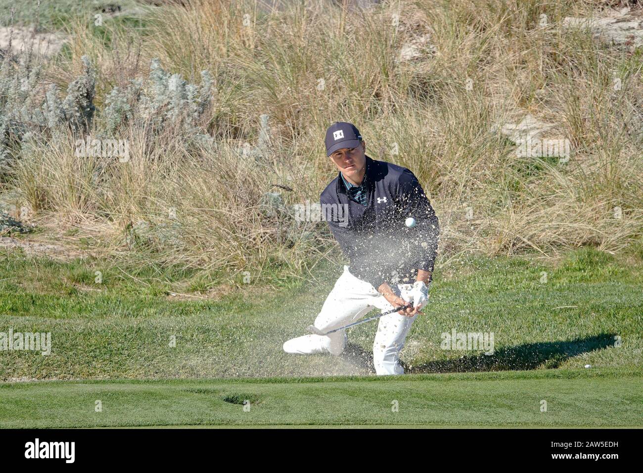 Kieselstrand, USA. Februar 2020. Monterey, Kalifornien, USA 6. Februar 2020 Jordan Spieth hat am ersten Tag des AT&T Pro-Am PGA Golf Events in Pebble Beach Credit einen Testbunkerschuss auf dem 4. Green in Spyglass Hill gemacht: Motofoto/Alamy Live News Stockfoto