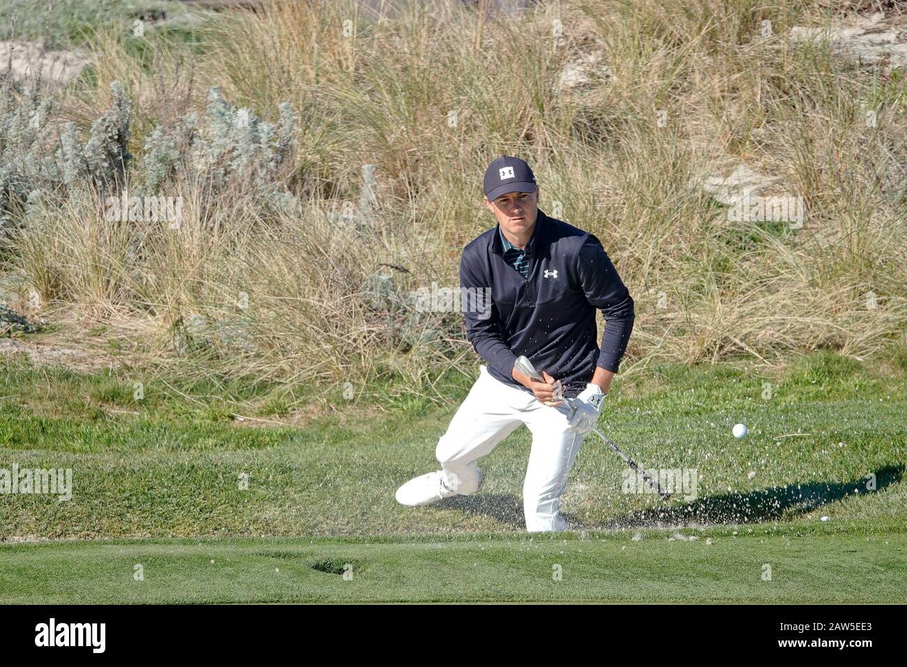 Kieselstrand, USA. Februar 2020. Monterey, Kalifornien, USA 6. Februar 2020 Jordan Spieth hat am ersten Tag des AT&T Pro-Am PGA Golf Events in Pebble Beach Credit einen Testbunkerschuss auf dem 4. Green in Spyglass Hill gemacht: Motofoto/Alamy Live News Stockfoto