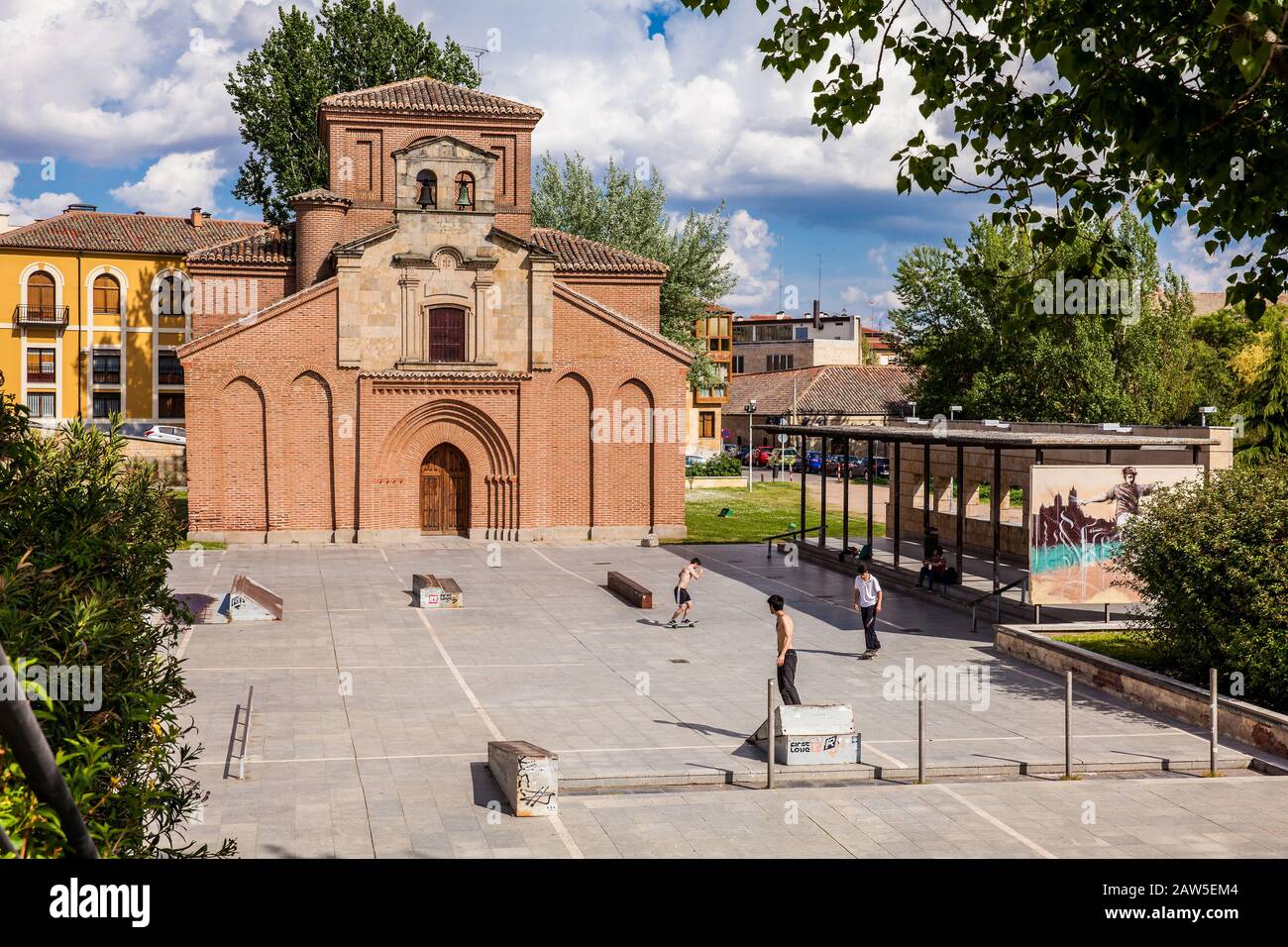 Salamanca, SPANIEN - MAI 2018: Skater im Skate-Park neben der historischen Kirche Santiago del Arrabal in Salamanca Stockfoto