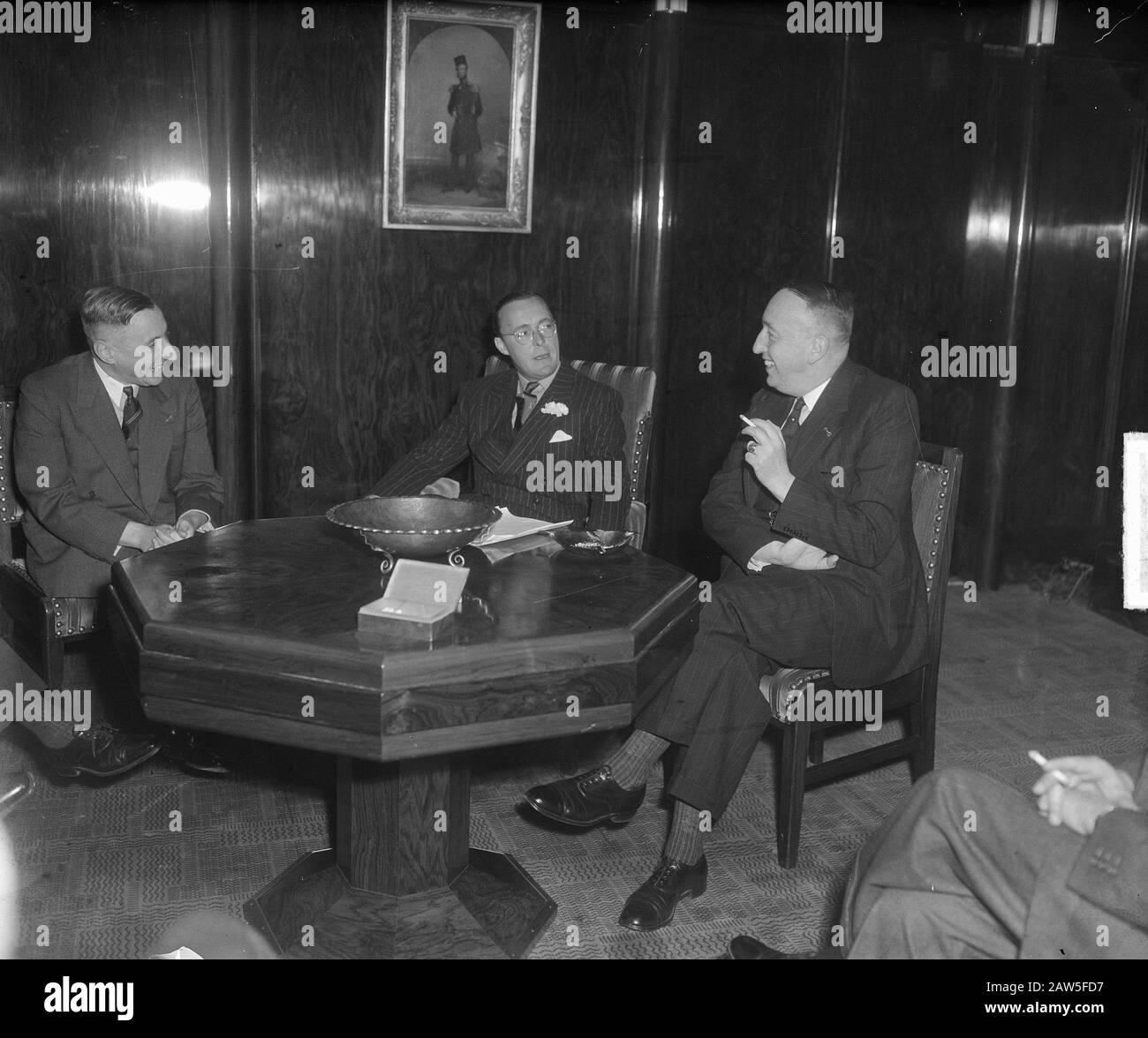 Prinz Bernhard besuchte das Rathaus in Tilburg Anmerkung: Links J. Quay, Königin in England Datum: 13. November 1950 Ort: North Carolina Tilburg Stichwörter: Besuch, Rathäuser Personenname: Bernhard (Fürst Niederlande), Quay, je Stockfoto