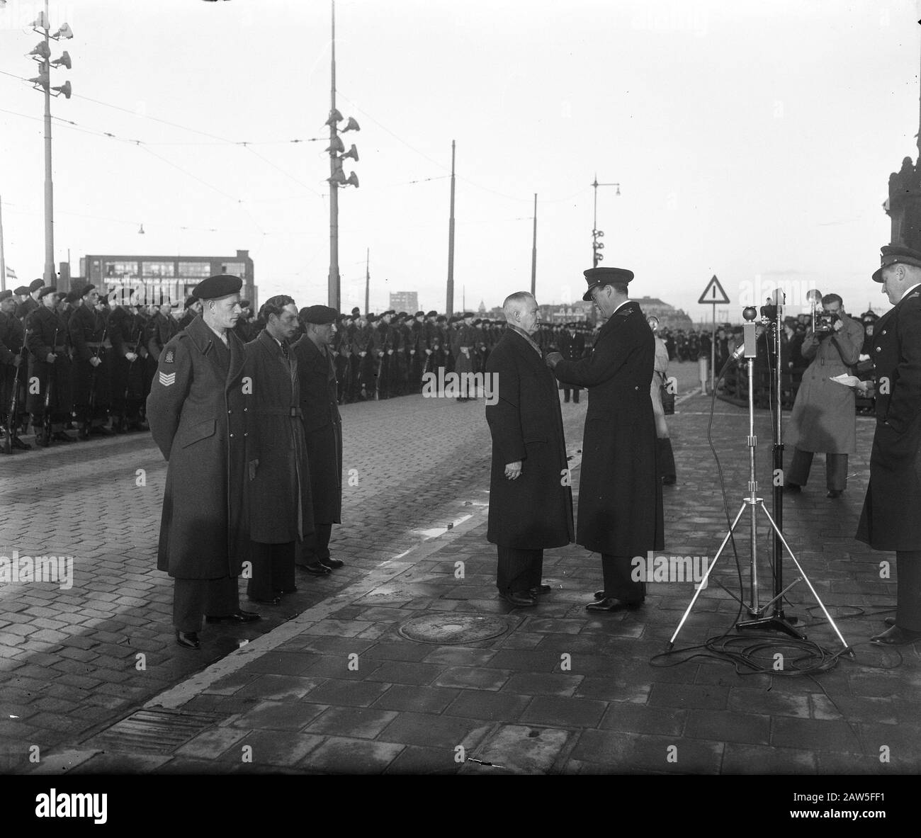 Marine Corps 285 Jahre Rotterdam Datum: 10. Dezember 1950 Ort: Rotterdam, South Holland Schlüsselwörter: Matrosen, Soldaten, Ehren Institution Name: Marine Corps Stockfoto