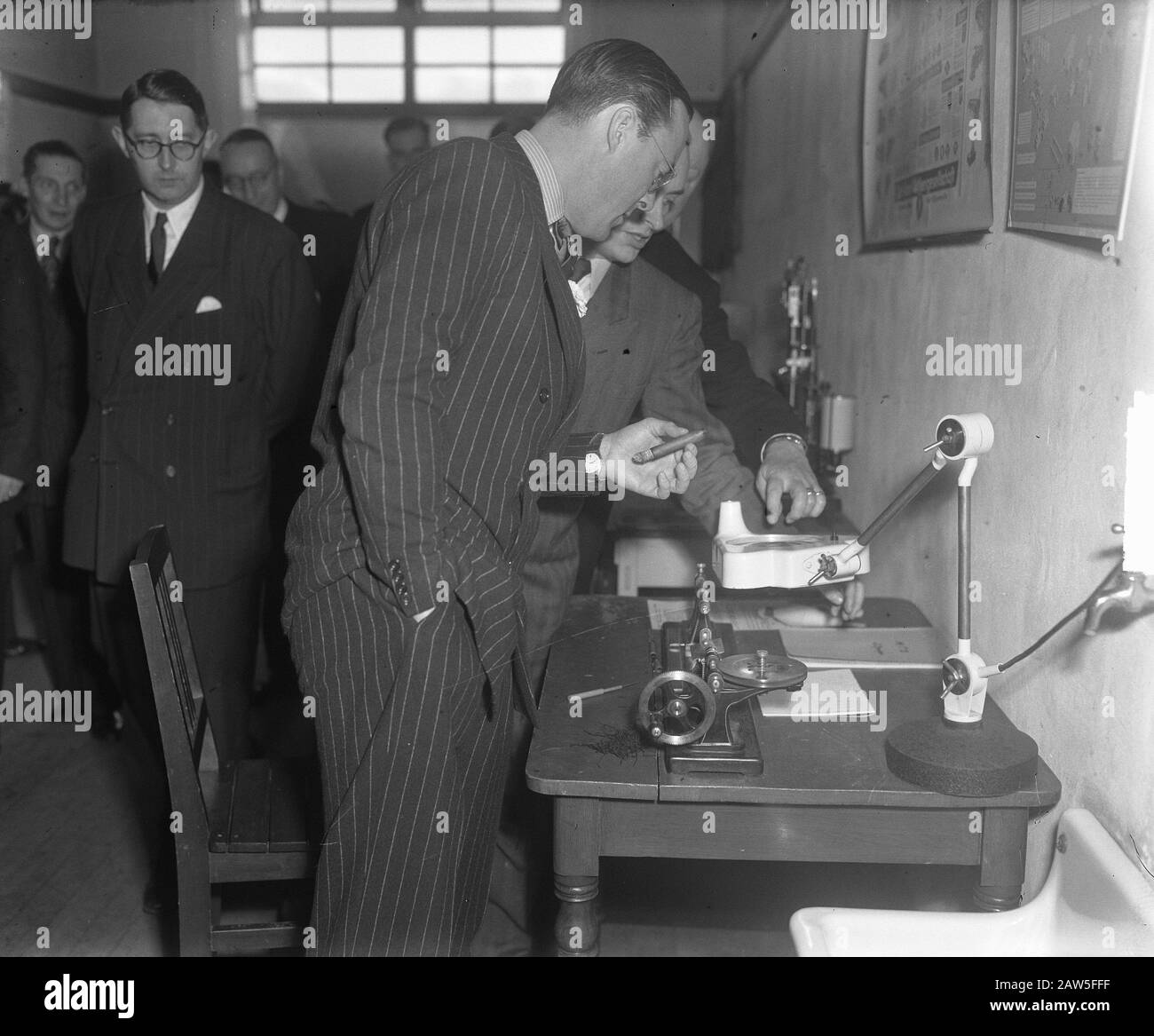 Prinz Bernhard besuchte Tilburg Textilschule Datum: 13. November 1950 Standort: Noord-brabant, Tilburg Stichwörter: Besuchsperson Name: Bernhard (Fürst Niederlande) Stockfoto