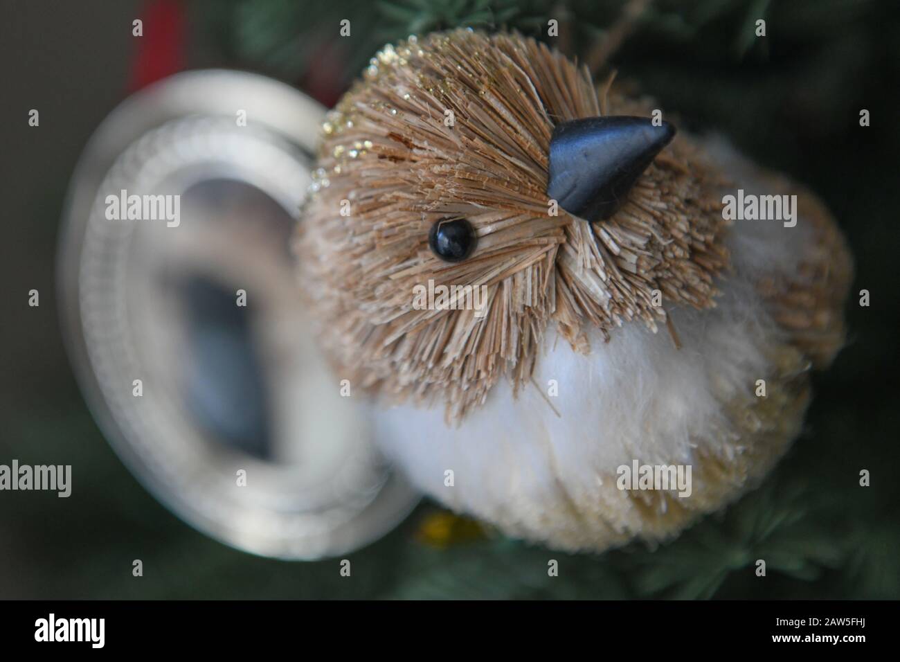 Weihnachtsdekorationen - natürliches Weihnachtsornament an einem Weihnachtsbaum - Holzvogelornament Stockfoto