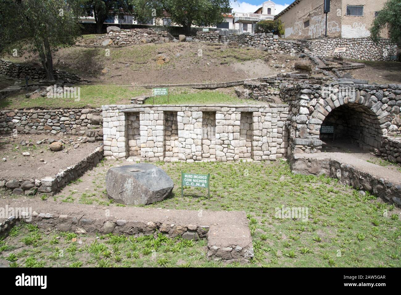 Eine Reihe von vier Incan Nischen, die unter den Ruinen von Colonial und Cañari stehen, sind ein Höhepunkt der Todos Santos Archäologiestelle im Stadtzentrum von Cuenca. Stockfoto