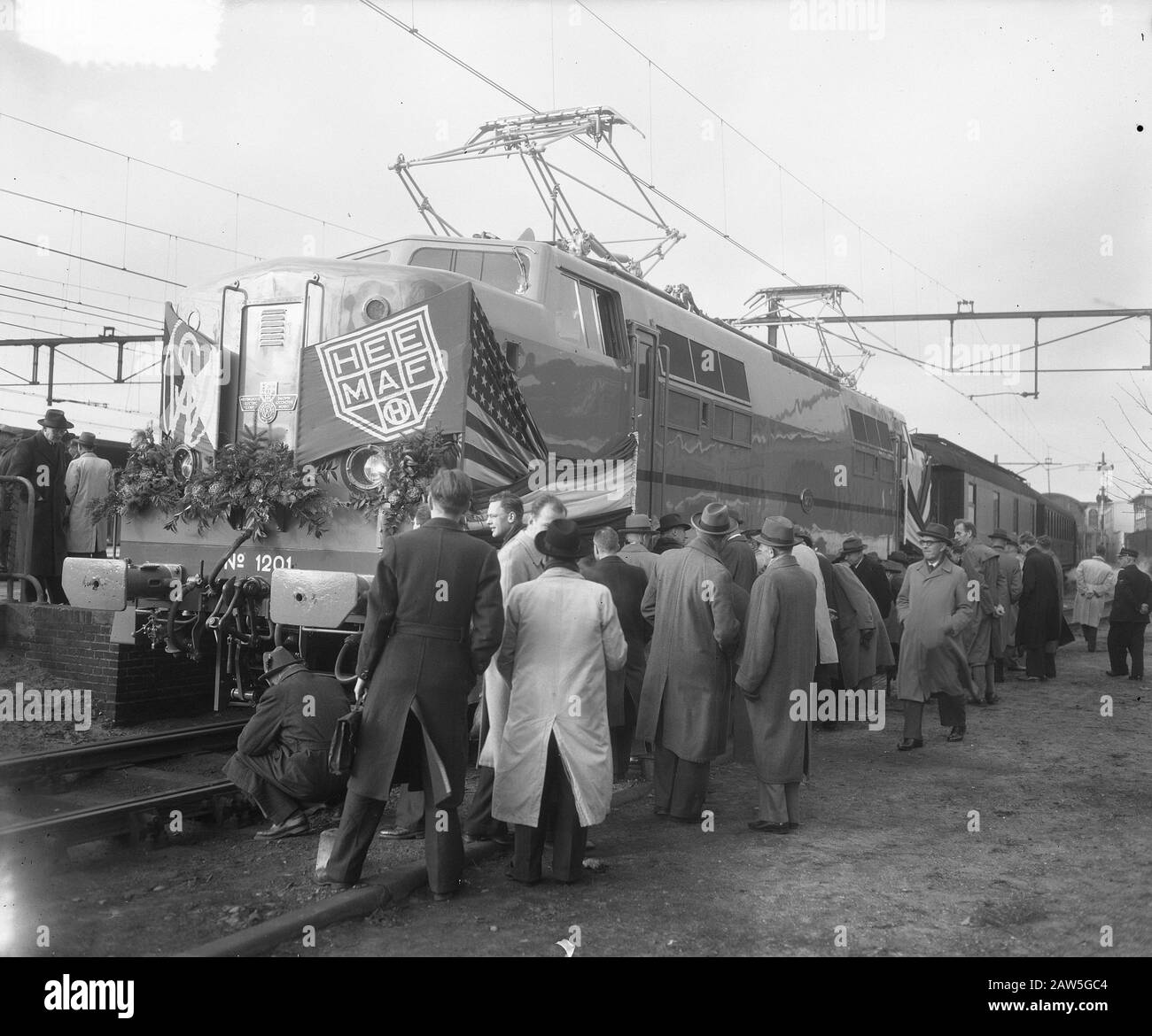 Neue amerikanische Elektrolokomotive (Serie 1200) in Lizenz von Werkspoor Utrechter gebaut [Publikum die Lok im Blick] Datum: 27. November 1951 Standort: Driebergen Schlagwörter: Lokomotiven, Eisenbahninstitut Name: VMF-Stork Stockfoto