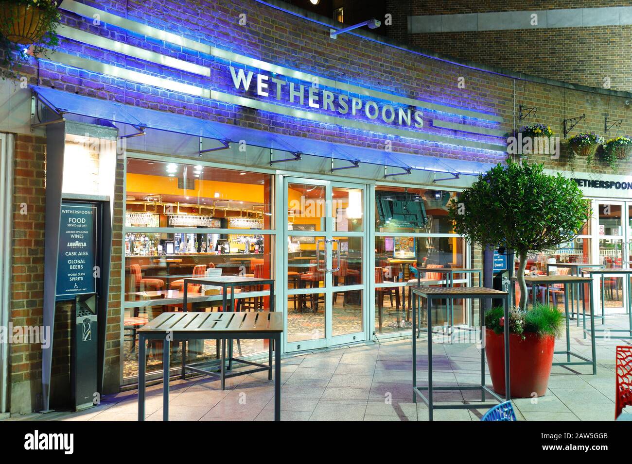 Das Äußere von Wetherspoons vor der Leeds City Station auf dem Princes Square Stockfoto